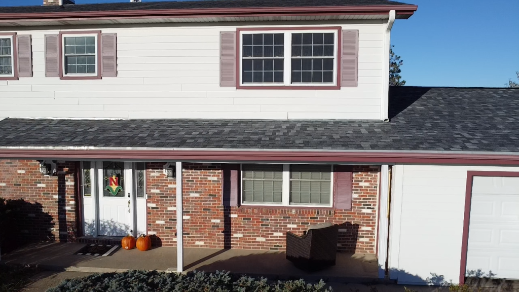 Summit Grey architectural shingles installed on a Nebraska home, view 1
